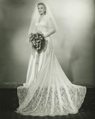 Una sposa del 1930 con un velo poggiato sulla nuca