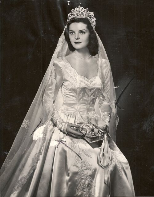 Una sposa del 1940 indossa un velo fissato da una tiara