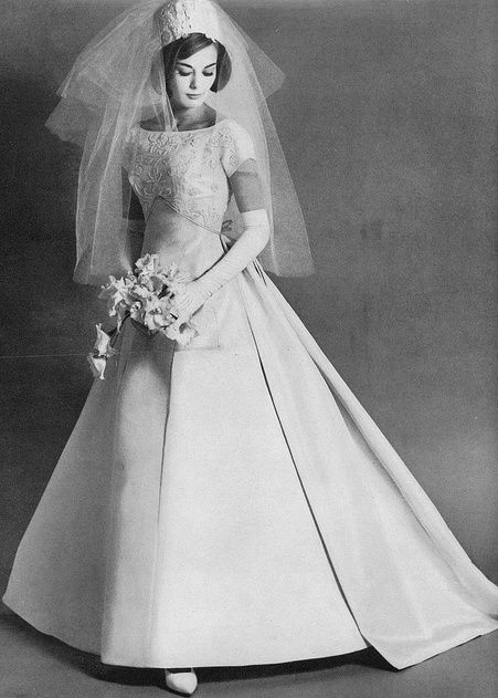 Una sposa del 1960 indossa velo e pillbox